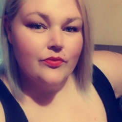 Queenanna is looking for singles for a date